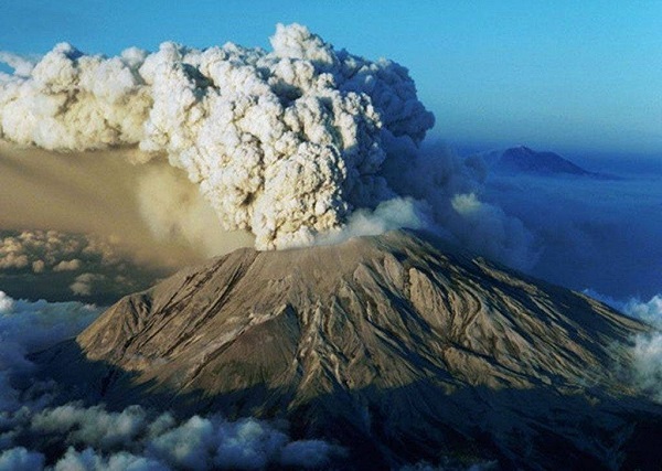 В Индонезии произошло извержение вулкана, есть погибшие